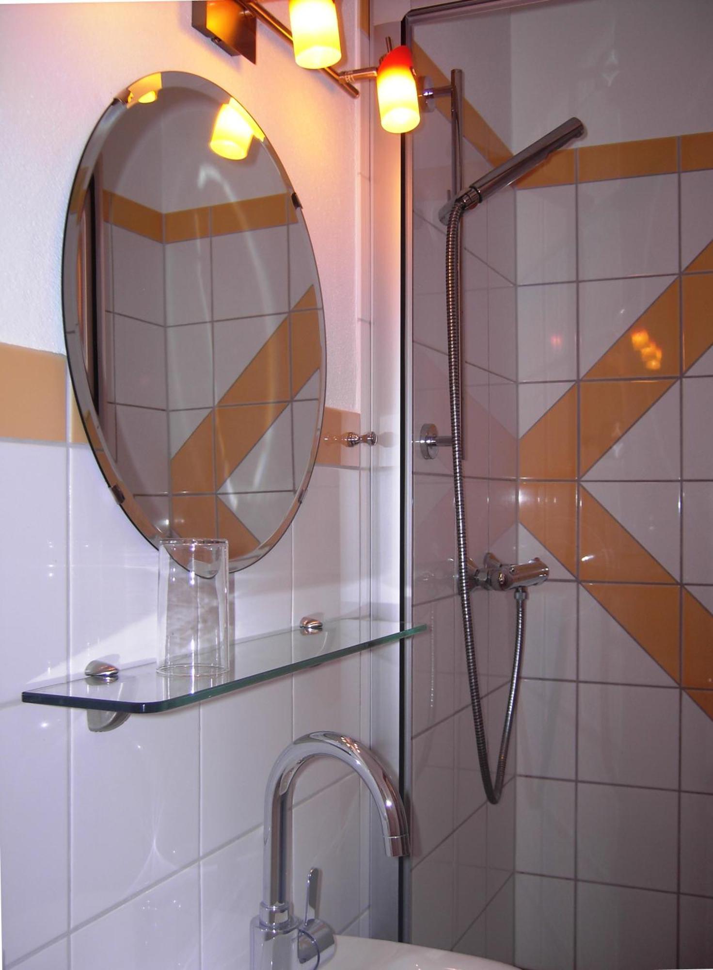 Weinstube Pension Moselbluemchen Цельтінґен-Рахтіґ Екстер'єр фото