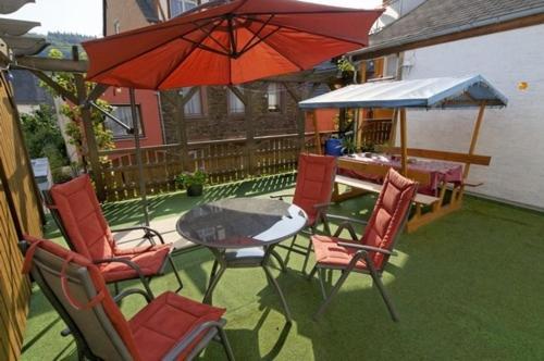 Weinstube Pension Moselbluemchen Цельтінґен-Рахтіґ Екстер'єр фото