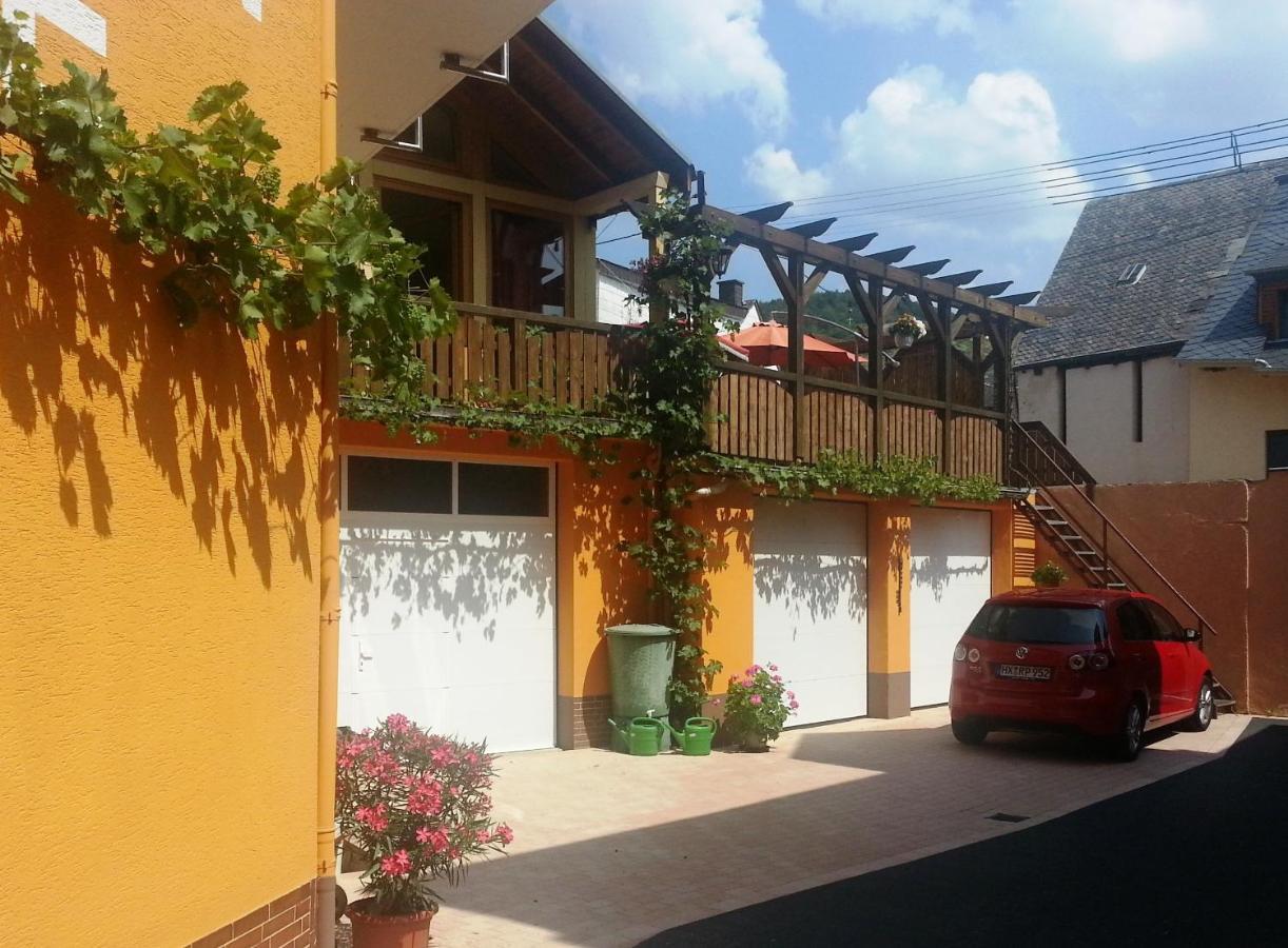 Weinstube Pension Moselbluemchen Цельтінґен-Рахтіґ Екстер'єр фото