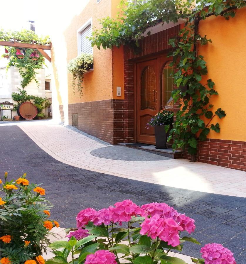 Weinstube Pension Moselbluemchen Цельтінґен-Рахтіґ Екстер'єр фото